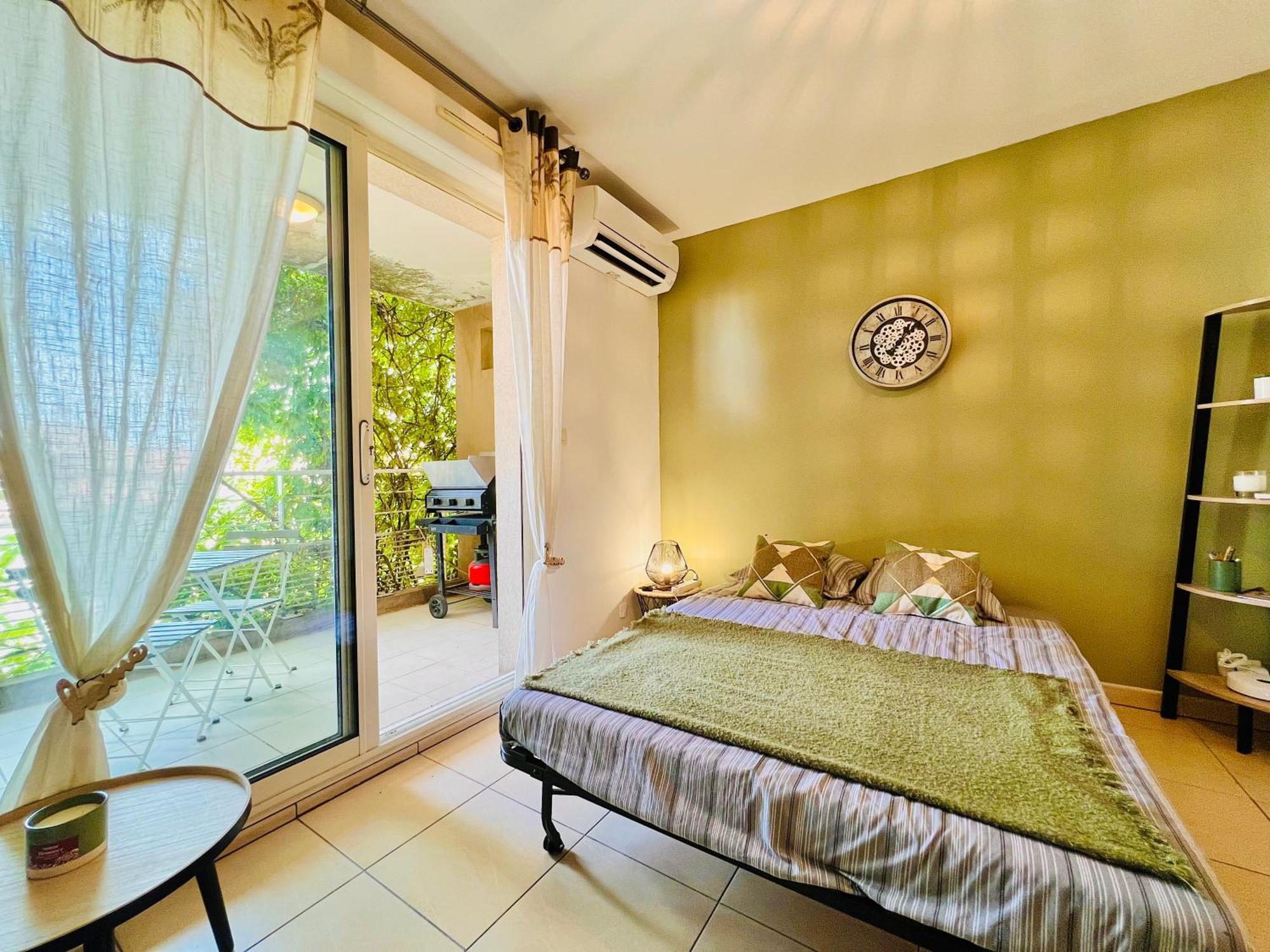 Stud'istres - Centre-ville, Parking, Renove, Clim, Wifi, 2 Personnes * Istres