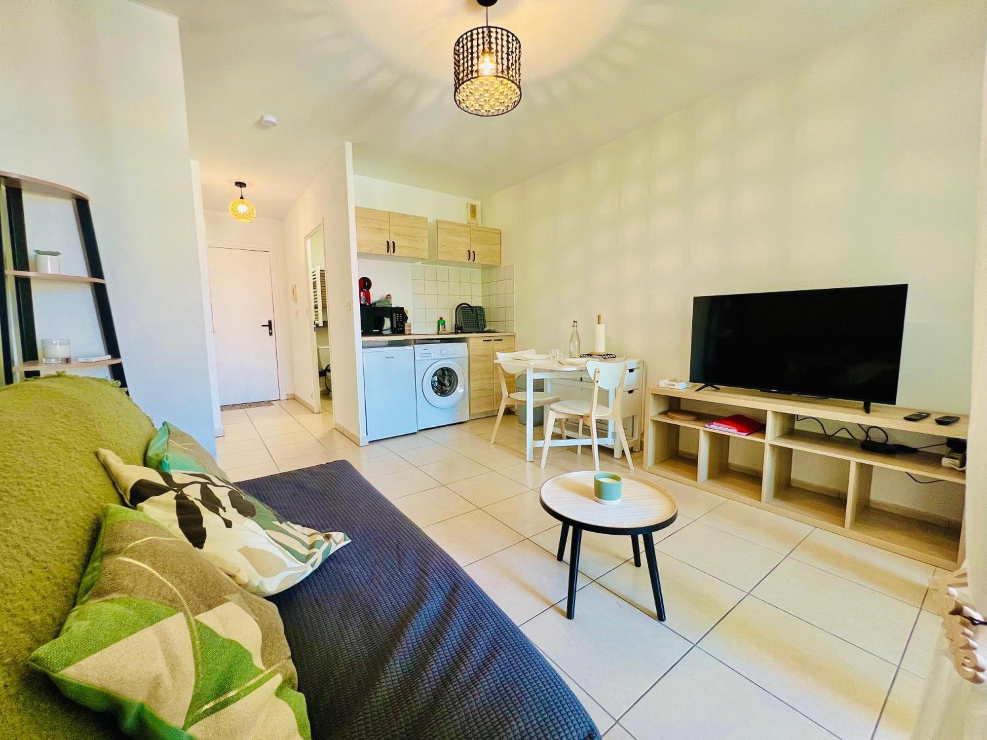 Stud'istres - Centre-ville, Parking, Renove, Clim, Wifi, 2 Personnes Appartement