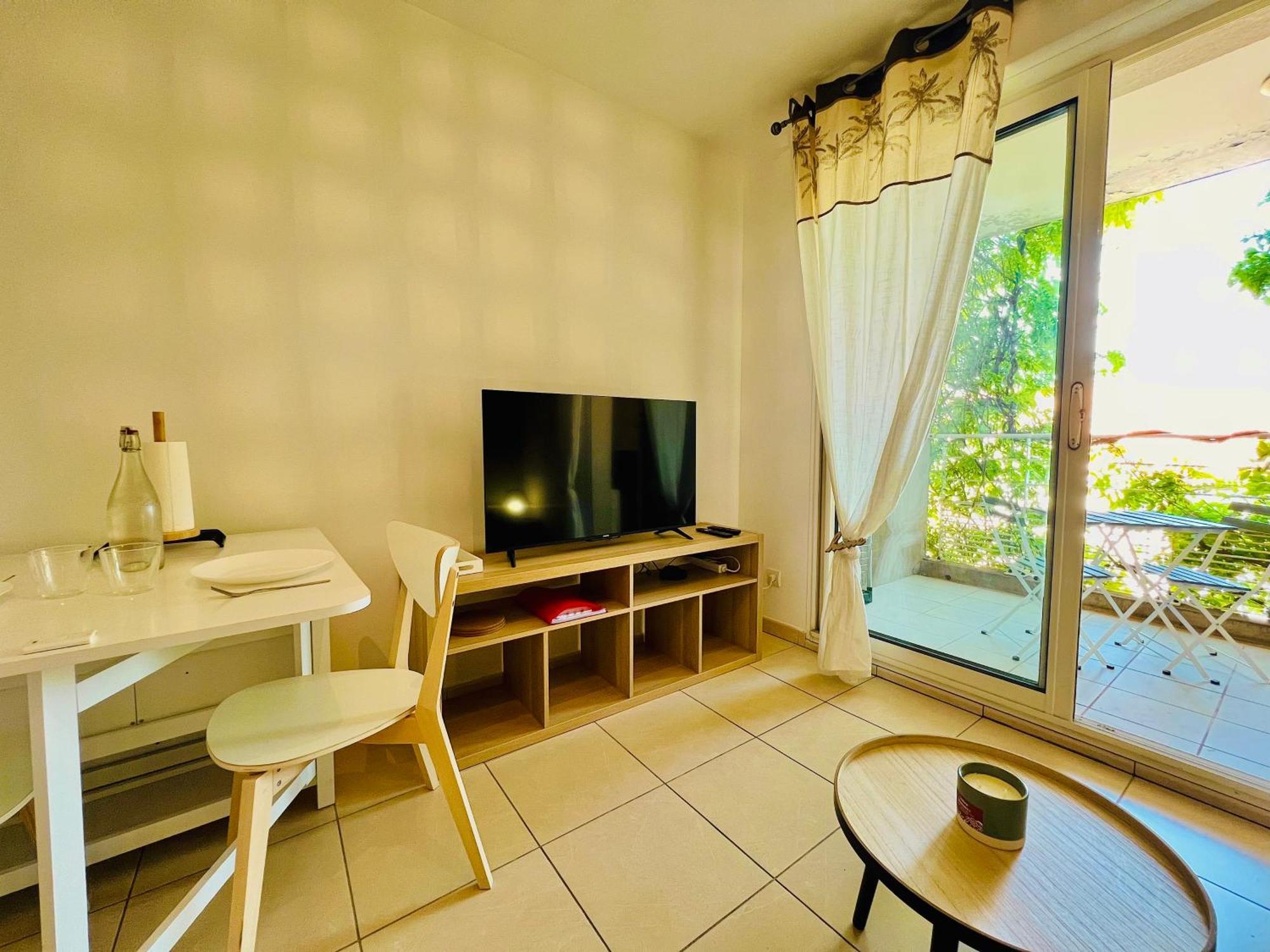 Stud'istres - Centre-ville, Parking, Renove, Clim, Wifi, 2 Personnes