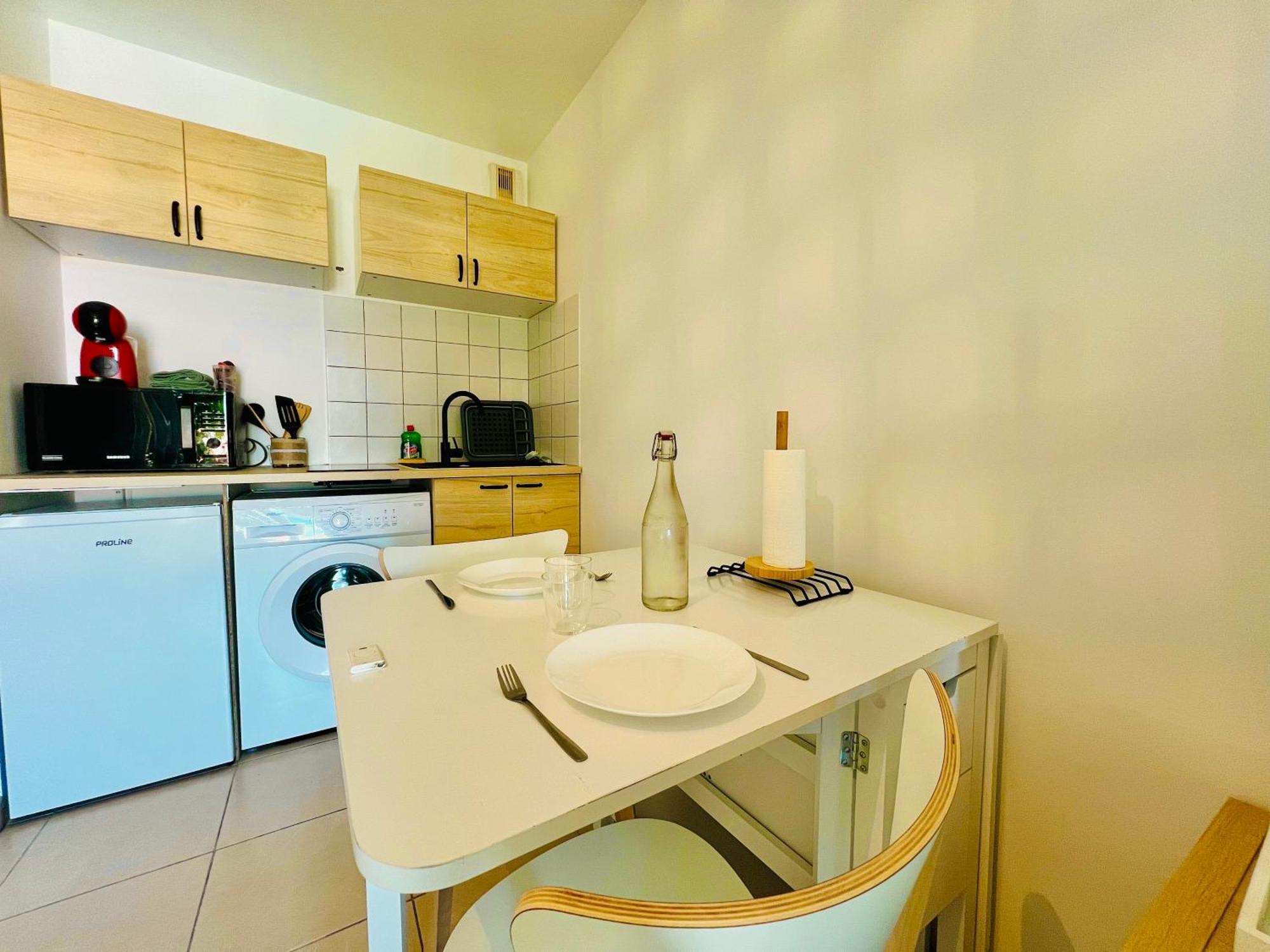 Stud'istres - Centre-ville, Parking, Renove, Clim, Wifi, 2 Personnes Appartement