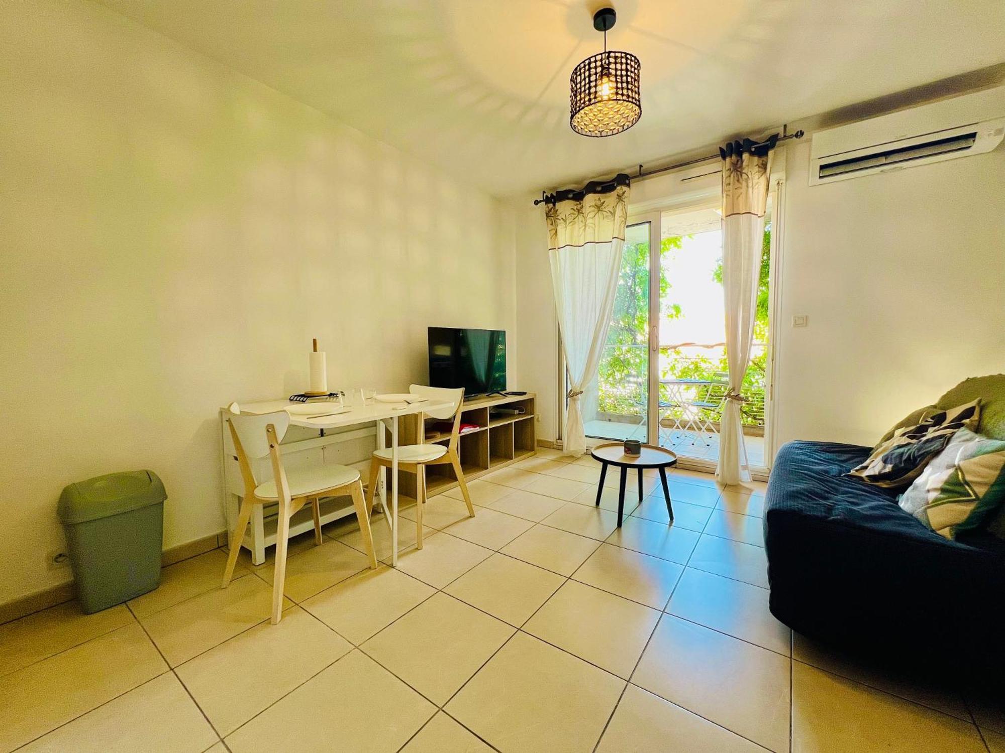 Stud'istres - Centre-ville, Parking, Renove, Clim, Wifi, 2 Personnes Istres