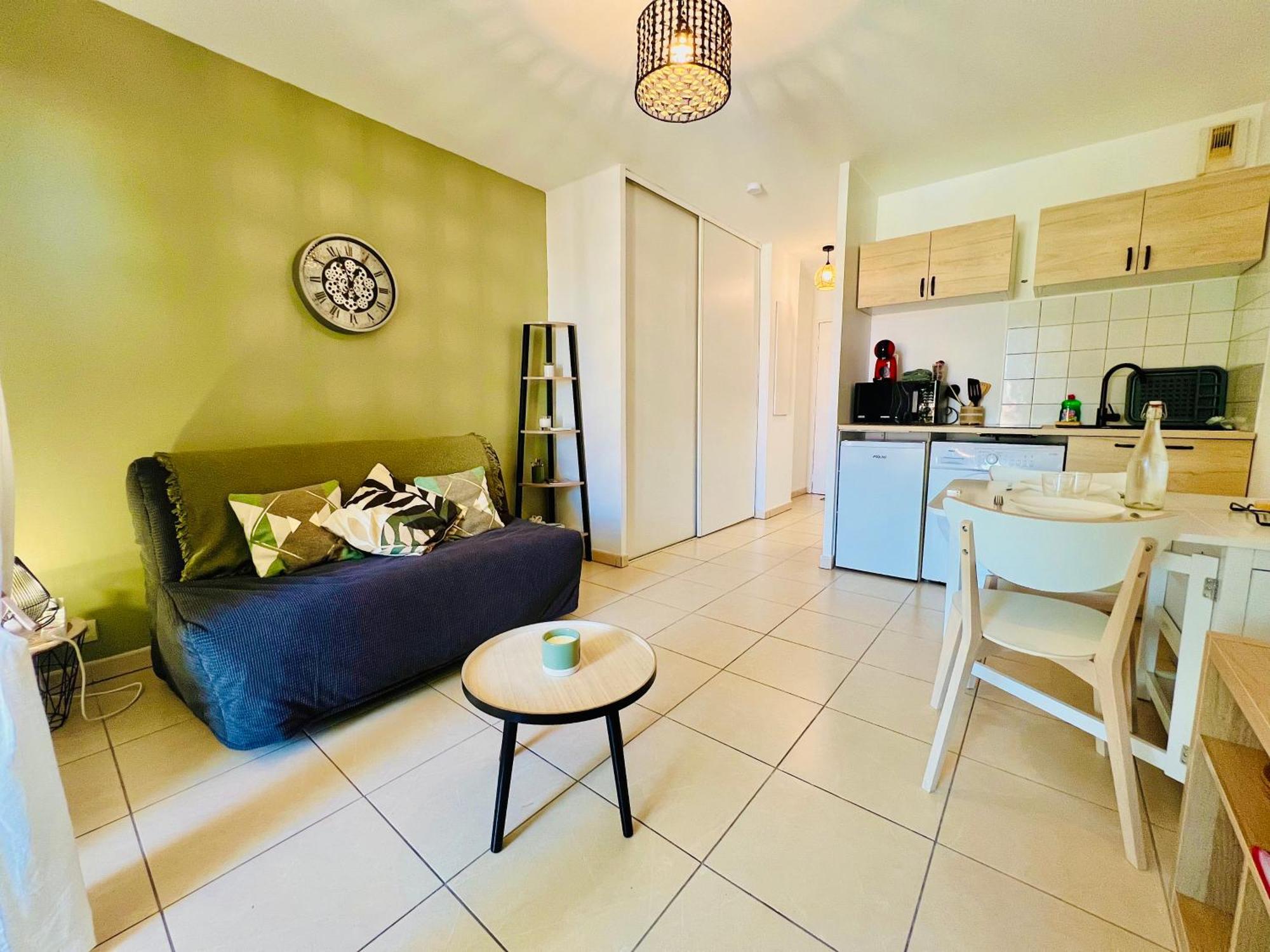 Apartment Stud'istres - Centre-ville, Parking, Renove, Clim, Wifi, 2 Personnes