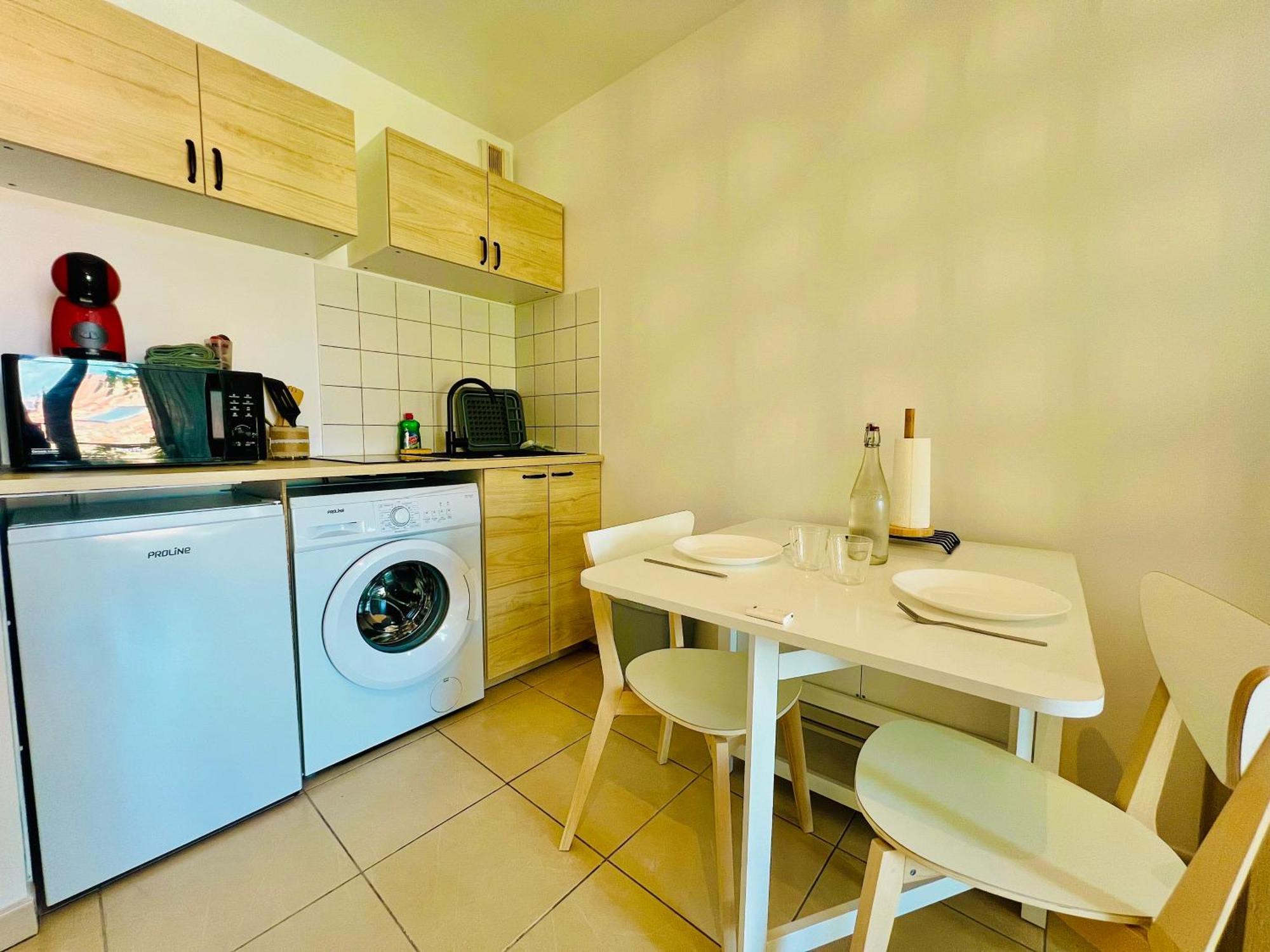 Stud'istres - Centre-ville, Parking, Renove, Clim, Wifi, 2 Personnes Istres