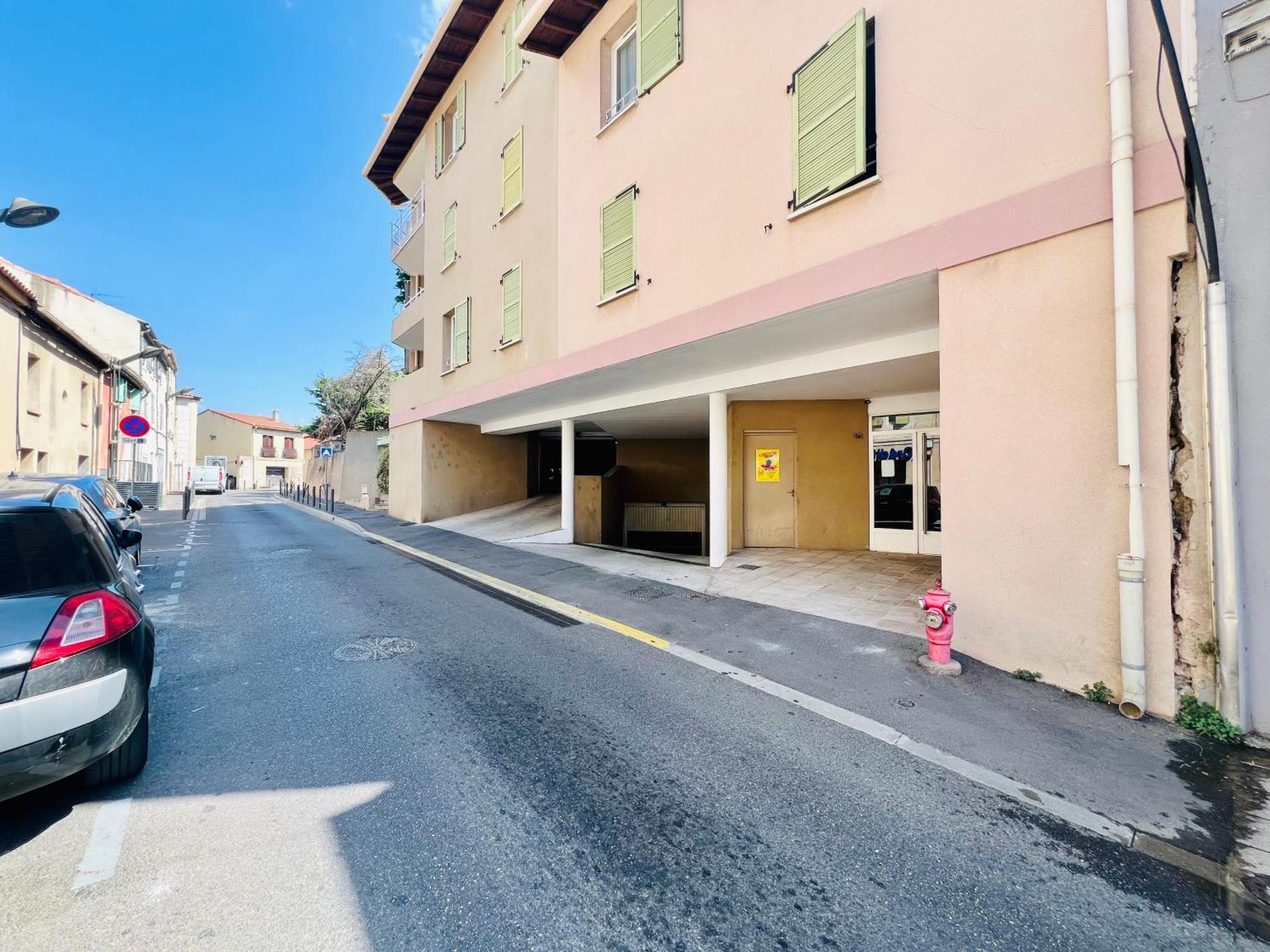 Stud'istres - Centre-ville, Parking, Renove, Clim, Wifi, 2 Personnes *